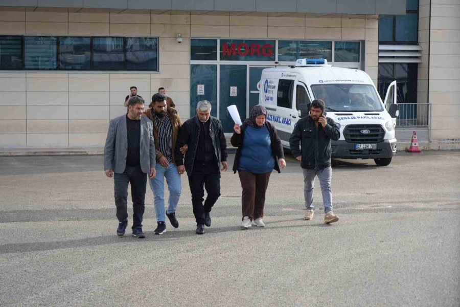 Babanın En Ağır Yükü: Kızı Ve 5 Torununun Cenazesini Gözyaşlarıyla Teslim Aldı