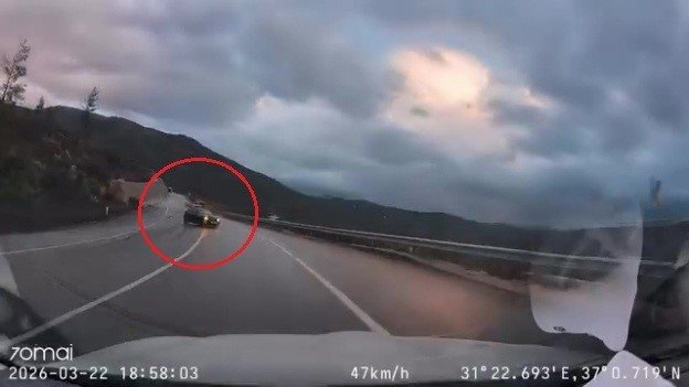 Kayganlaşan Yolda Kontrolden Çıktı, Faciadan Dönülen O Anlar Araç Kamerasına Yansıdı