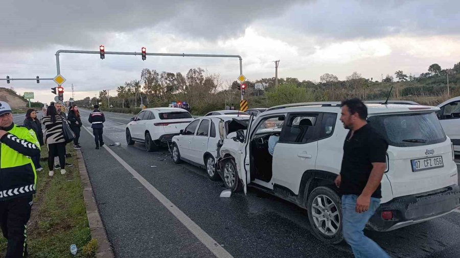 Kırmızı Işıkta Bekleyen Araçlara Çarpıp Olay Yerinden Ayrıldı: 4 Yaralı