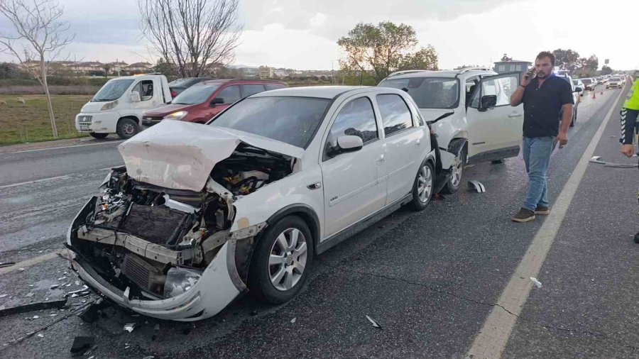 Kırmızı Işıkta Bekleyen Araçlara Çarpıp Olay Yerinden Ayrıldı: 4 Yaralı