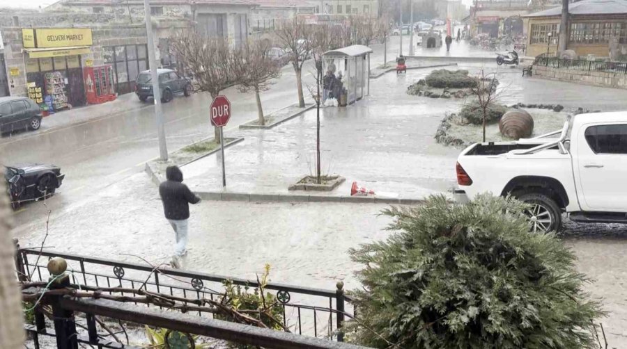 Aksaray’ın Güzelyurt İlçesinde Şiddetli Yağış Etkili Oluyor