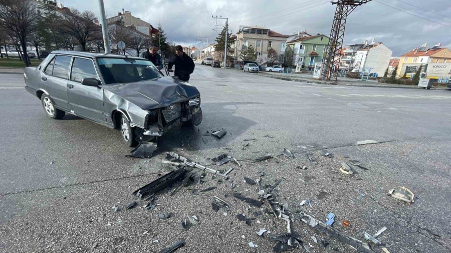 Karaman’da Güvenlik Kamerasına Yansıyan Kazada 2 Kişi Yaralandı