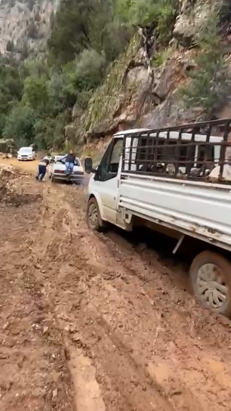 Heyelan Sonrası Yol Çamura Bulandı, Offroad Yarışlarını Aratmayan Görüntüler Ortaya Çıktı