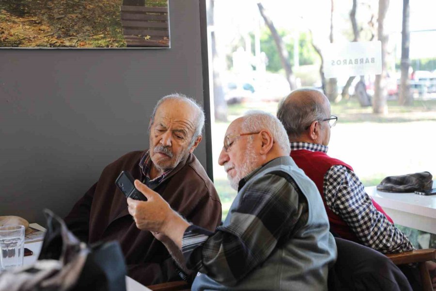 Antalya’da 57 Yıllık Dostlar Çay Bahçesinde Buluştular