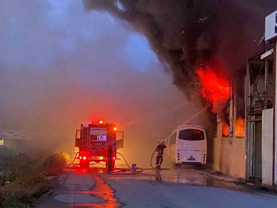 Antalya’da İnşaat Malzemeleri Deposunda Yangın