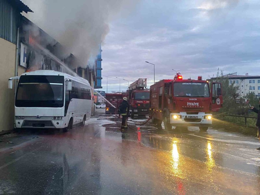 Antalya’da İnşaat Malzemeleri Deposunda Yangın