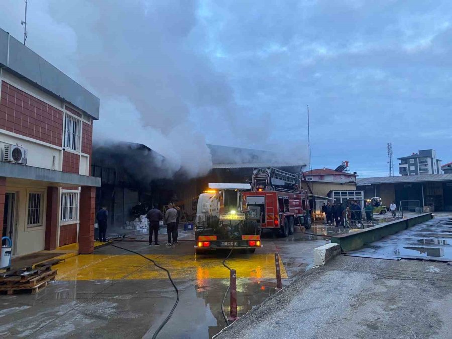 Antalya’da İnşaat Malzemeleri Deposunda Yangın