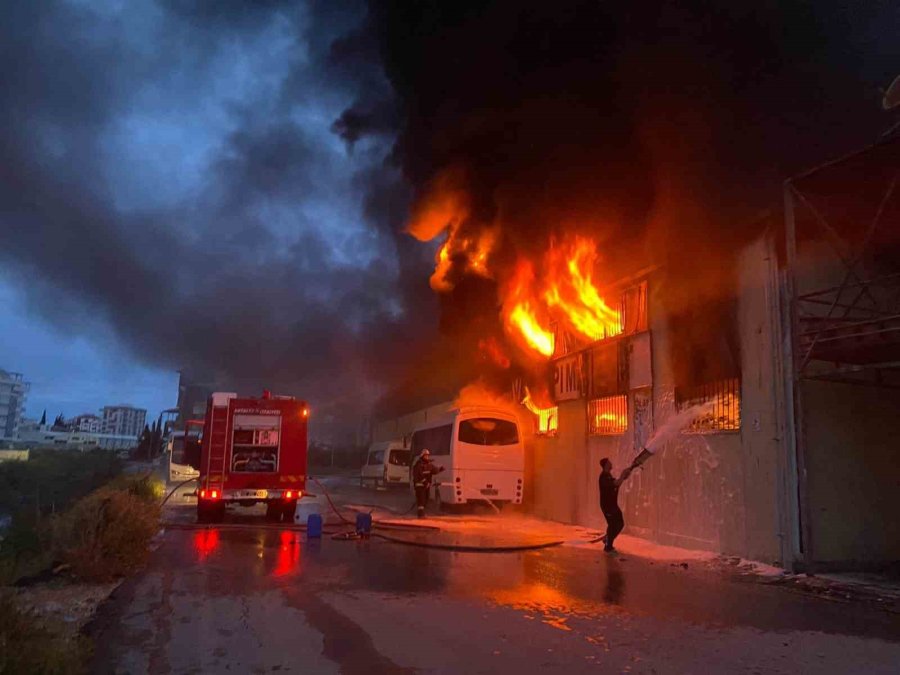 Antalya’da İnşaat Malzemeleri Deposunda Yangın