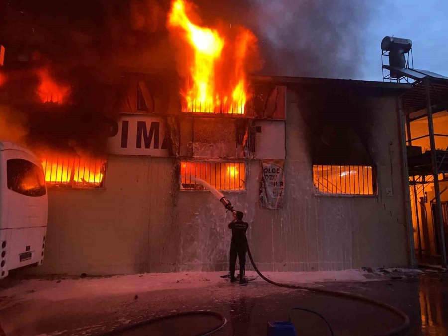 Antalya’da İnşaat Malzemeleri Deposunda Yangın