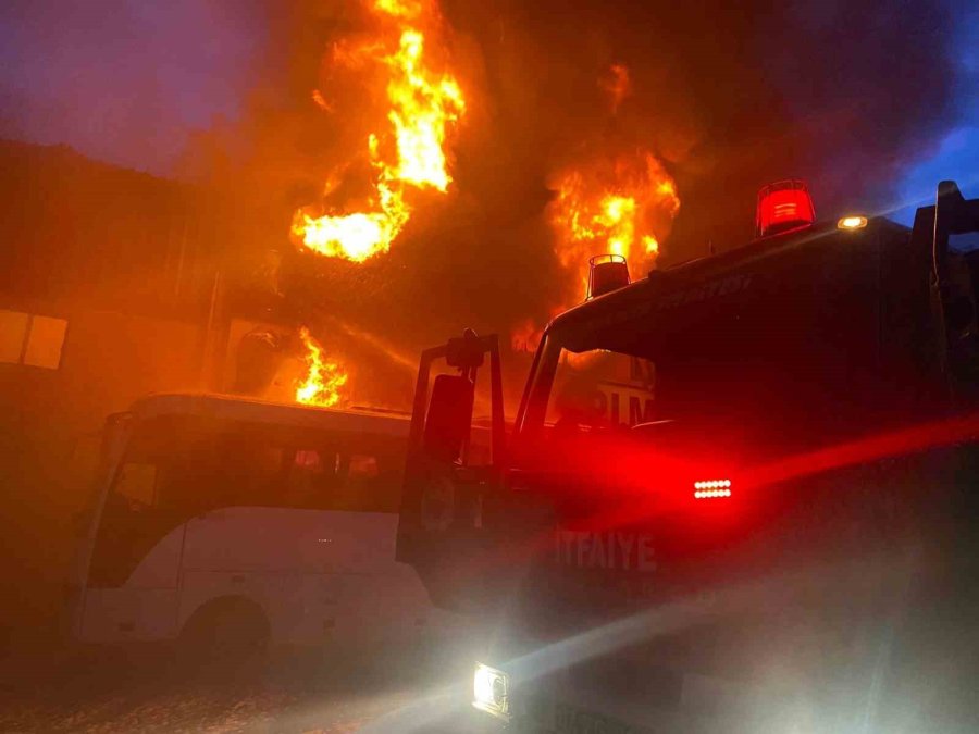 Antalya’da İnşaat Malzemeleri Deposunda Yangın