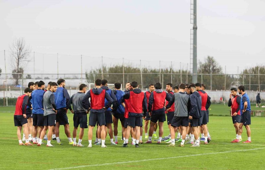 İran Milli Takımı Kamp İçin Antalya’ya Geldi