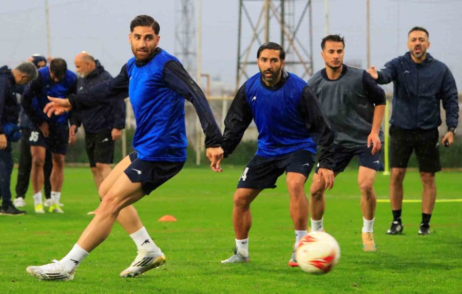İran Milli Takımı Kamp İçin Antalya’ya Geldi