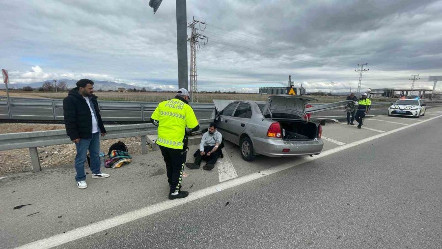 Otomobil Demir Bariyere Ok Gibi Saplandı: Karı Koca Ölümden Döndü