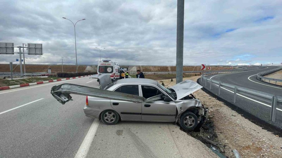 Otomobil Demir Bariyere Ok Gibi Saplandı: Karı Koca Ölümden Döndü