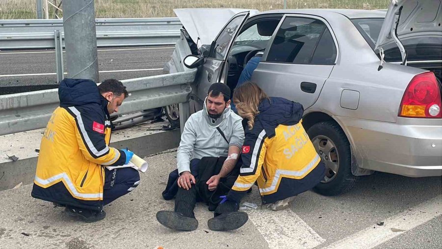 Otomobil Demir Bariyere Ok Gibi Saplandı: Karı Koca Ölümden Döndü