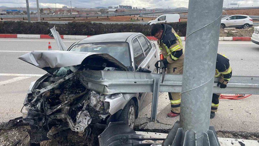 Otomobil Demir Bariyere Ok Gibi Saplandı: Karı Koca Ölümden Döndü
