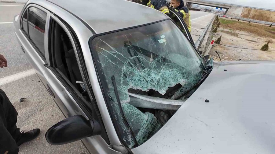 Otomobil Demir Bariyere Ok Gibi Saplandı: Karı Koca Ölümden Döndü