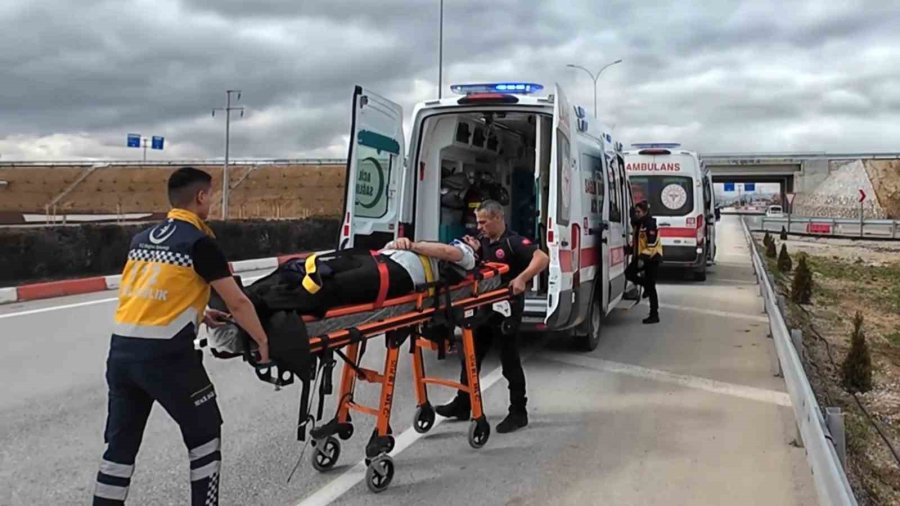 Otomobil Demir Bariyere Ok Gibi Saplandı: Karı Koca Ölümden Döndü