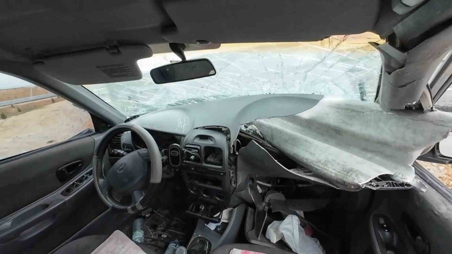 Otomobil Demir Bariyere Ok Gibi Saplandı: Karı Koca Ölümden Döndü