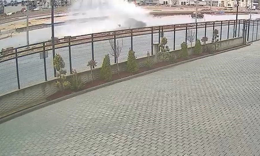 Hızla Su Birikintisine Giren Otomobil Takla Attı