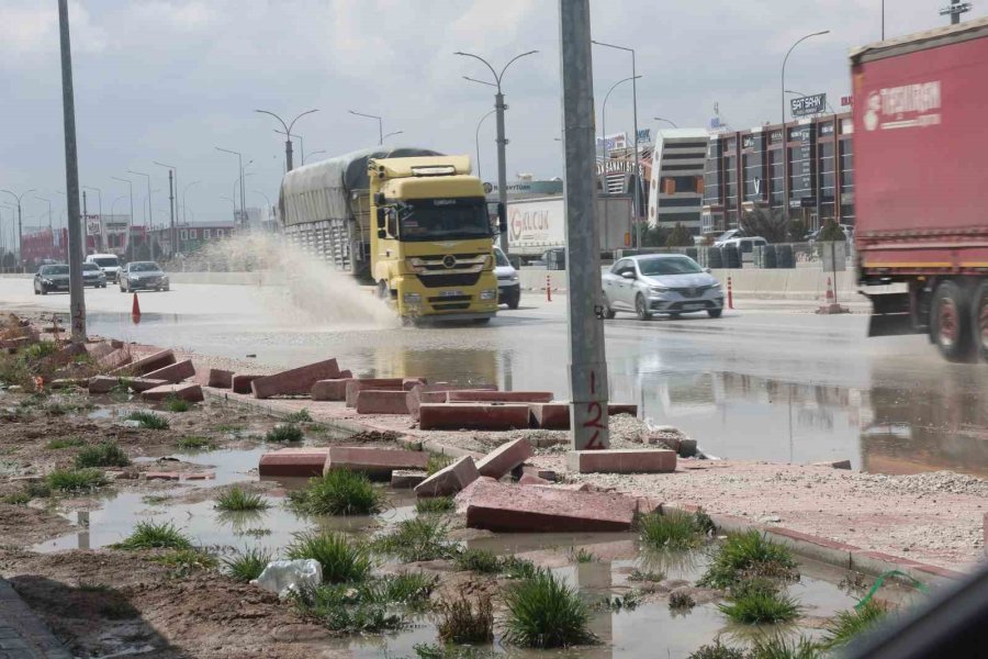 Hızla Su Birikintisine Giren Otomobil Takla Attı