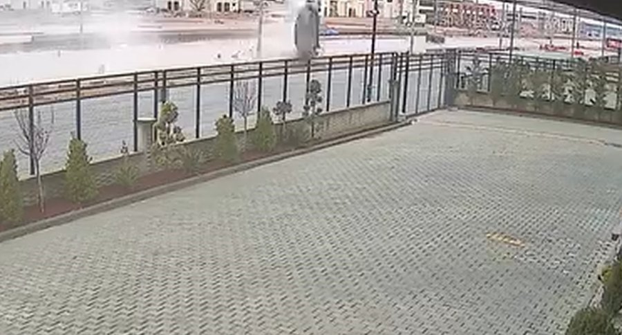 Hızla Su Birikintisine Giren Otomobil Takla Attı