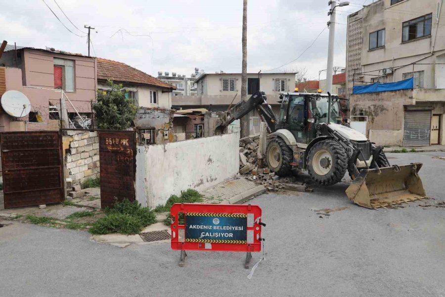 Akdeniz’de Tehlike Saçan Metruk Yapılar Yıkılıyor