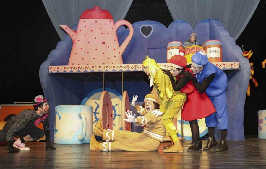 Mersin’de ‘bisküvi Adam’ Oyunu Miniklerle Buluştu