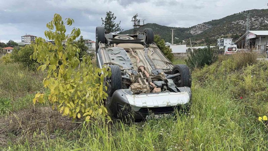 Antalya’da Takla Atan Hafif Ticari Aracın Sürücüsü Yaralandı