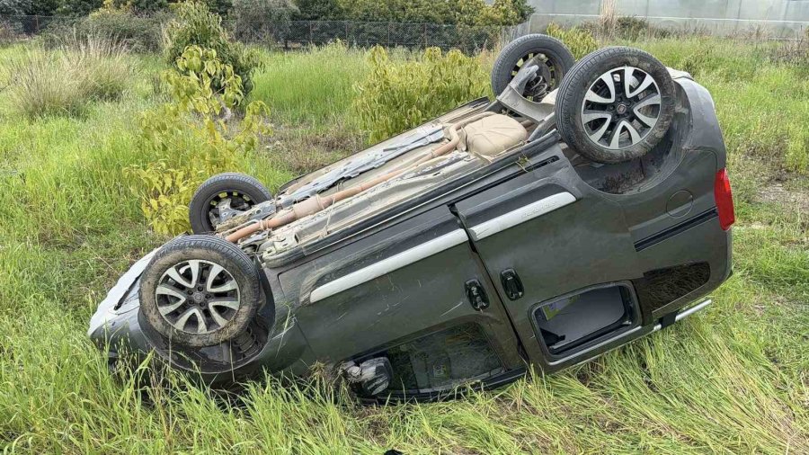 Antalya’da Takla Atan Hafif Ticari Aracın Sürücüsü Yaralandı