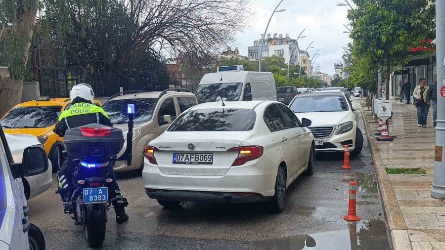 Ceza Yazılacağını Bile Bile Yasaklı Alanlara Park Ediyorlar