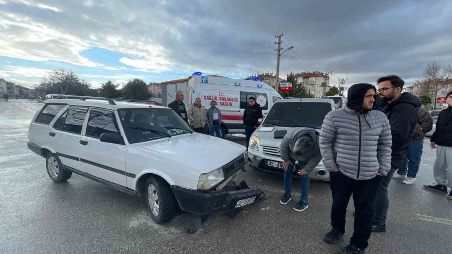 Otomobille Hafif Ticari Araç Çarpıştı: 1 Yaralı