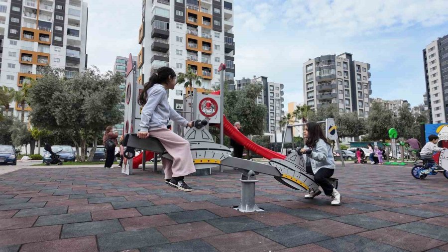 Mezitli’de Parklar Yenileniyor, Yaşam Alanları Güçleniyor