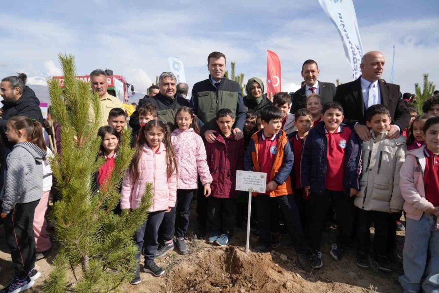 Niğde’de Binlerce Fidan Toprakla Buluşturuldu