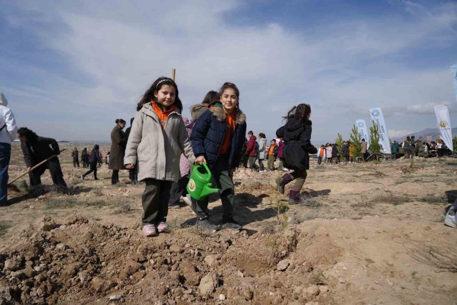 Niğde’de Binlerce Fidan Toprakla Buluşturuldu