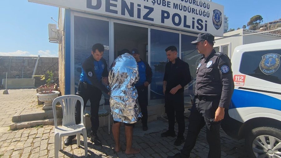 Antalya’da Denize Açıldığı Kano Devrildi, Suda 3 Saat Kurtarılmayı Beklerken İmdadına Deniz Polisi Yetişti