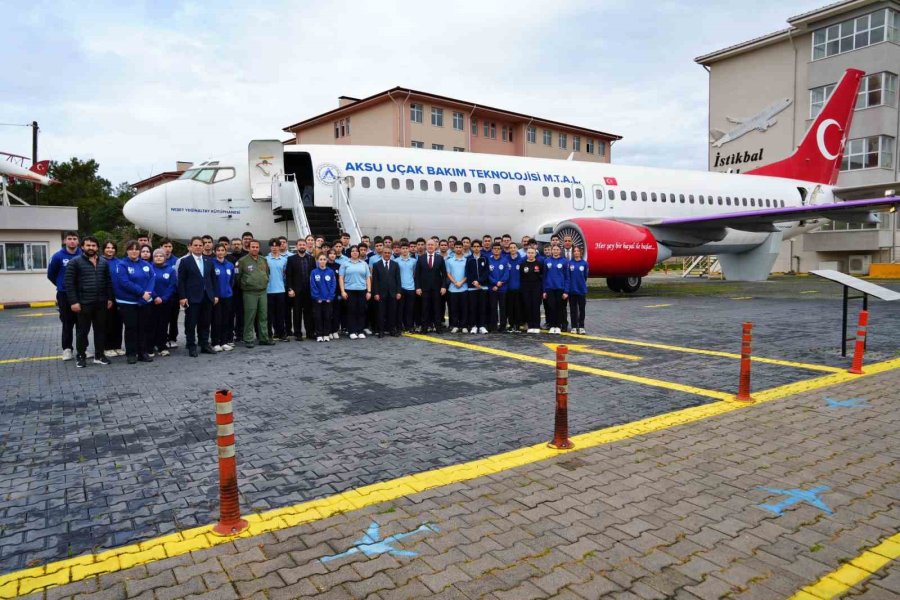 Bahçesinde Boeing 737 Eğitim Uçağı Ve F-4 Phantom İle Geleceğin Havacılarını Yetiştiren Lise
