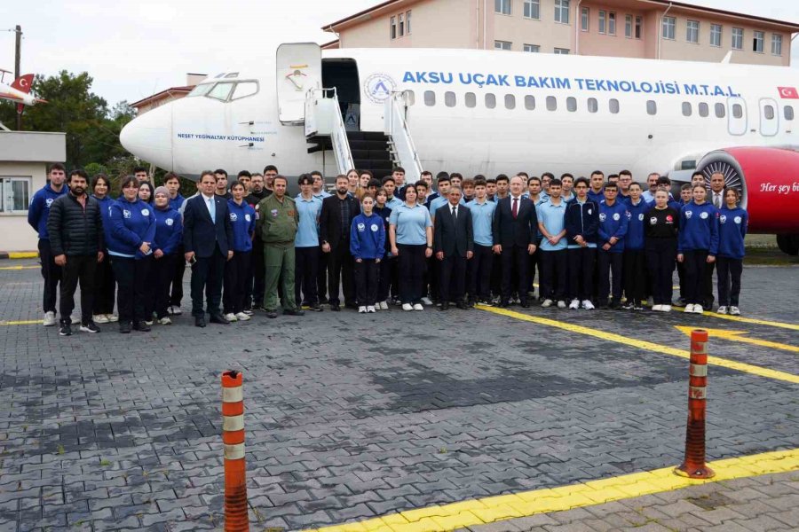 Bahçesinde Boeing 737 Eğitim Uçağı Ve F-4 Phantom İle Geleceğin Havacılarını Yetiştiren Lise