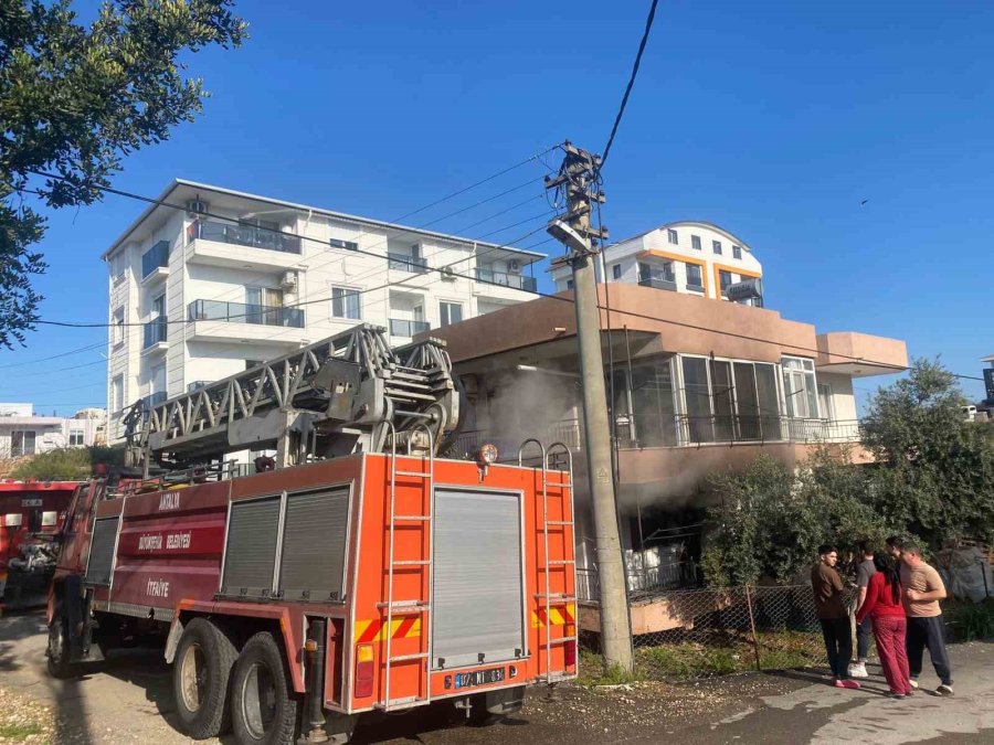 Yanan Evden 4 Yaşındaki Yeğenini Çıkarmak İsterken Yaralandı