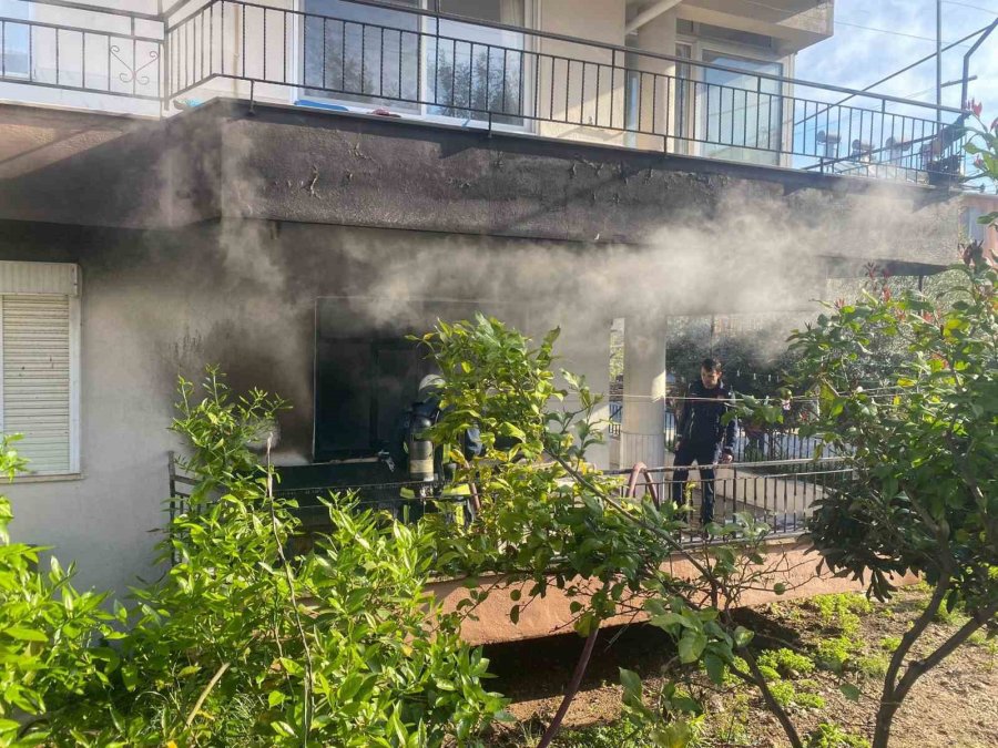 Yanan Evden 4 Yaşındaki Yeğenini Çıkarmak İsterken Yaralandı
