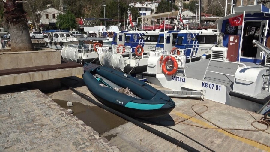 Antalya’da Denize Açıldığı Kano Devrildi, Suda 3 Saat Kurtarılmayı Beklerken İmdadına Deniz Polisi Yetişti