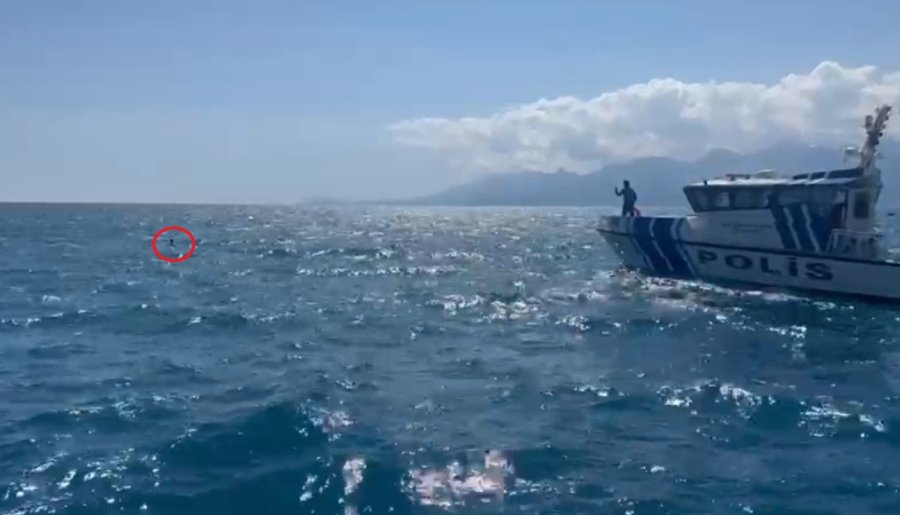 Antalya’da Denize Açıldığı Kano Devrildi, Suda 3 Saat Kurtarılmayı Beklerken İmdadına Deniz Polisi Yetişti