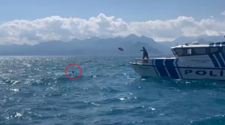 Antalya’da Denize Açıldığı Kano Devrildi, Suda 3 Saat Kurtarılmayı Beklerken İmdadına Deniz Polisi Yetişti