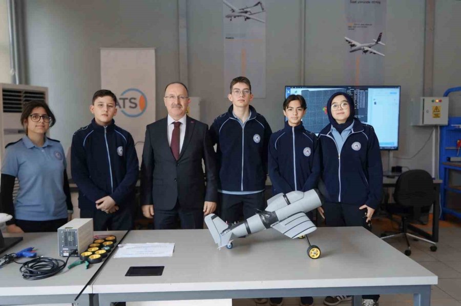 Bahçesinde Boeing 737 Eğitim Uçağı Ve F-4 Phantom İle Geleceğin Havacılarını Yetiştiren Lise