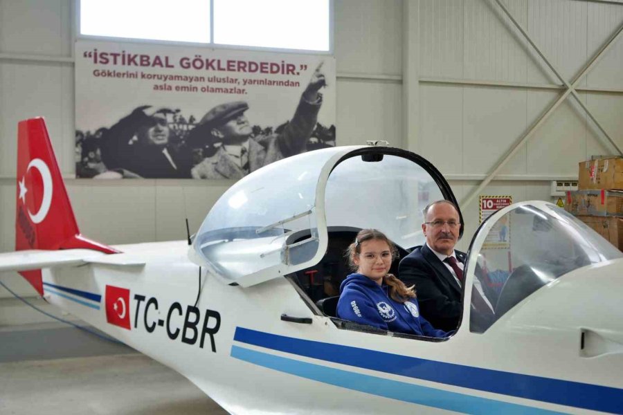 Bahçesinde Boeing 737 Eğitim Uçağı Ve F-4 Phantom İle Geleceğin Havacılarını Yetiştiren Lise