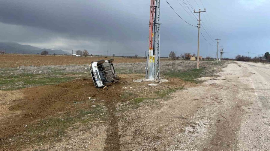 Karaman’da Otomobil Devrildi: Araçtaki 5 Kişi Kazayı Burnu Bile Kanamadan Atlattı