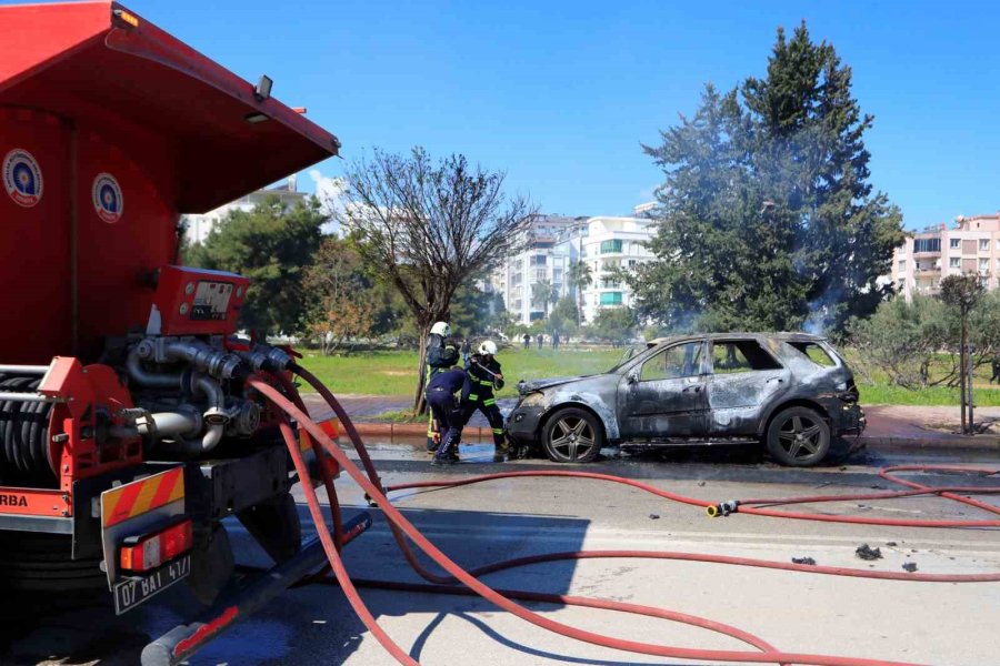 Alev Topuna Dönen Araçtan Kedisiyle Birlikte Son Anda Çıktı: Sahibinin Omuzundan Bir An Olsun Ayrılmadı