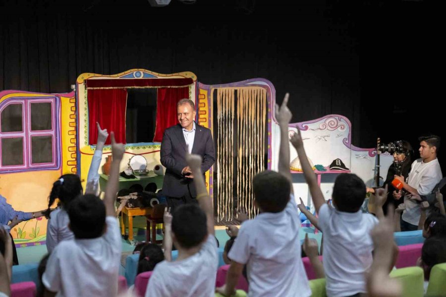 Mersin Şehir Tiyatrosu ’dünya Tiyatro Günü’nü Binlerce Seyirciyle Kutladı