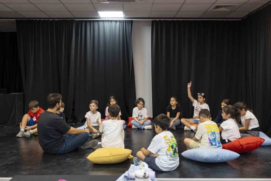 Mersin Şehir Tiyatrosu ’dünya Tiyatro Günü’nü Binlerce Seyirciyle Kutladı