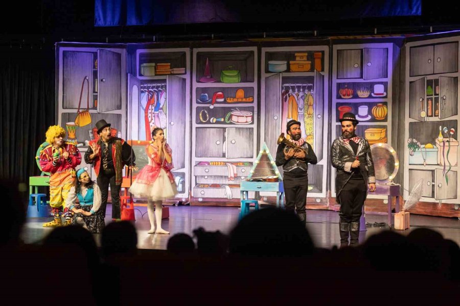 Mersin Şehir Tiyatrosu ’dünya Tiyatro Günü’nü Binlerce Seyirciyle Kutladı